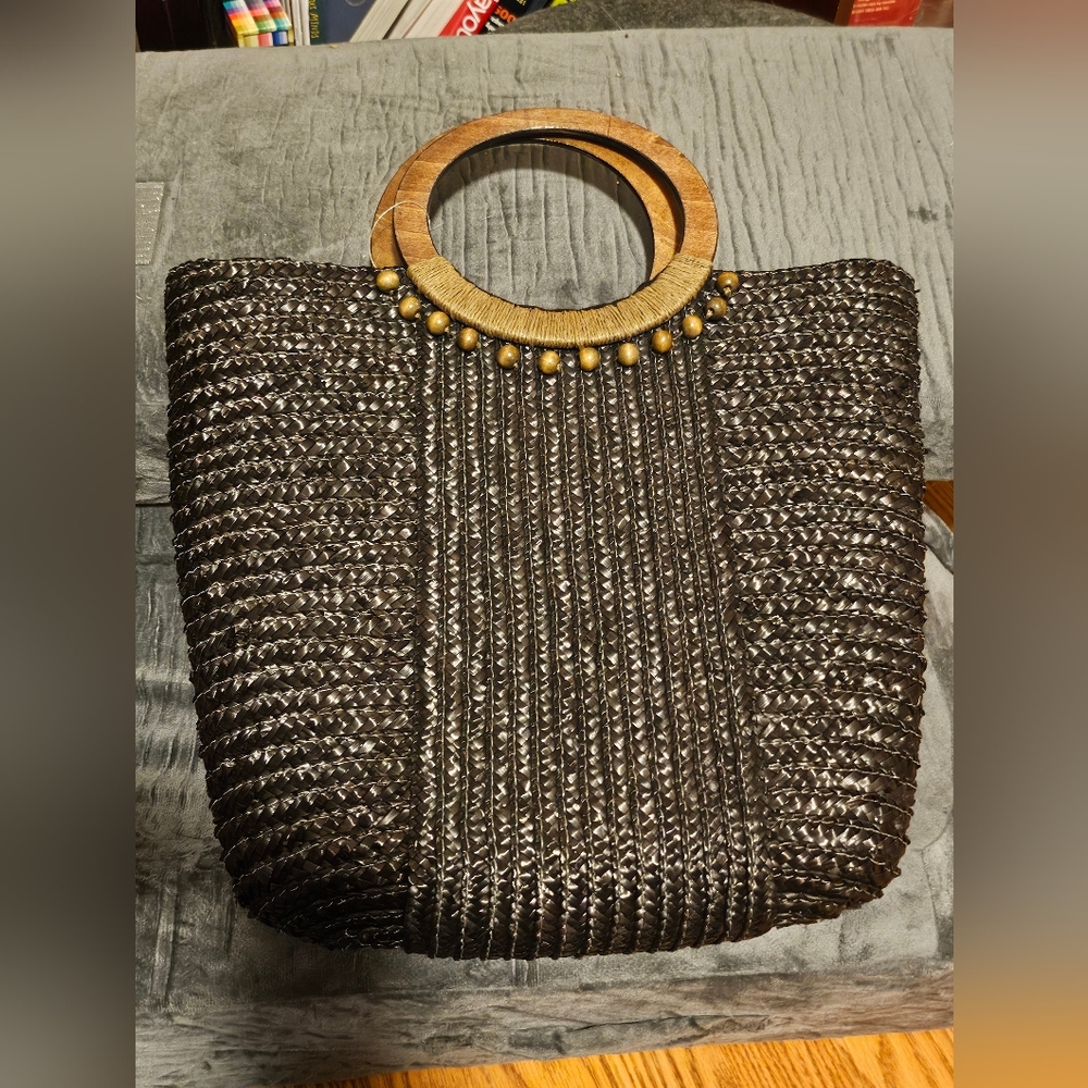 Sophisticated Black and Gold Tote with Metallic Accent